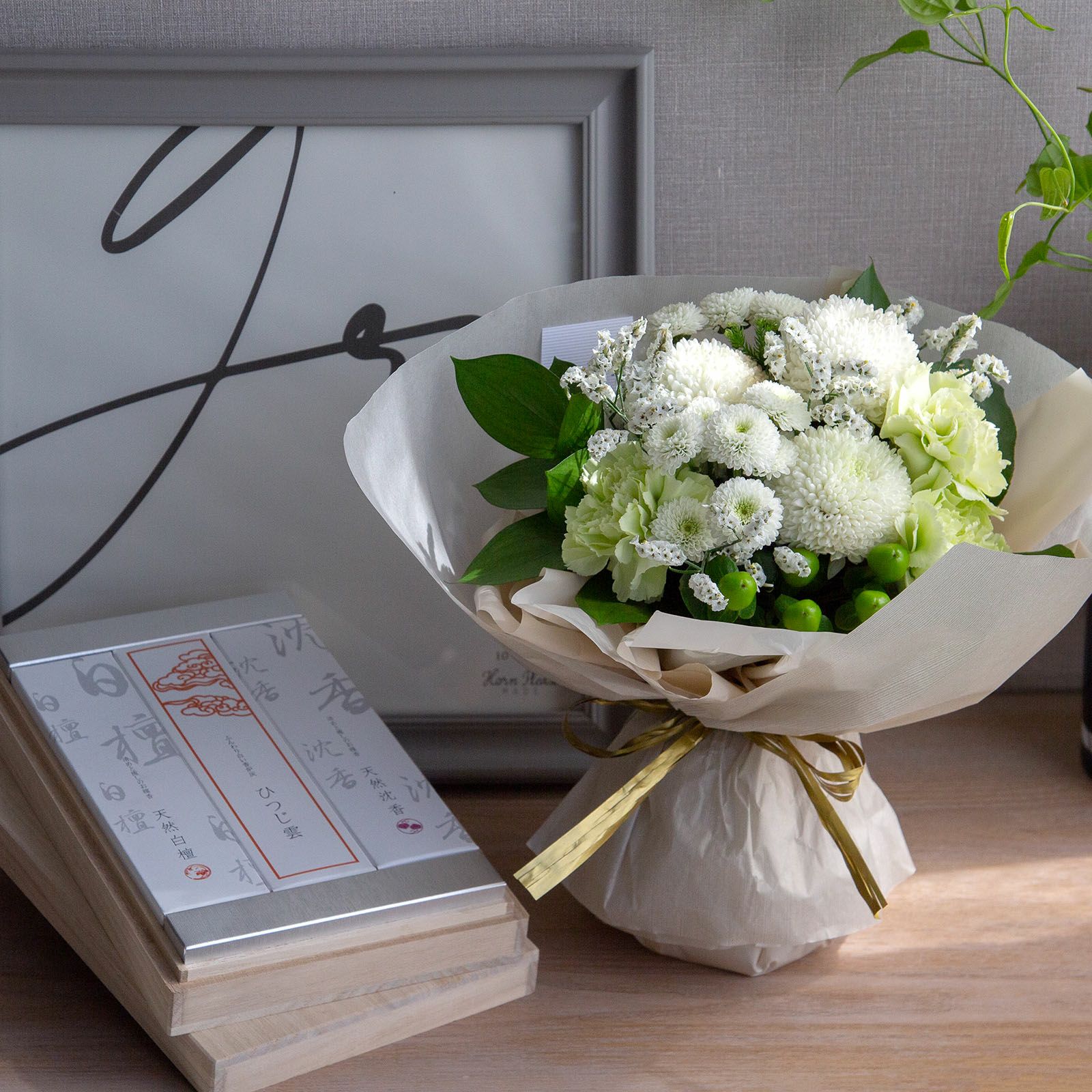 天然香木のお線香+菊てまりブーケの画像